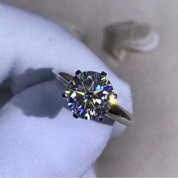 18k White Gold Diamond Engagement Ring - Picture 5 of 6